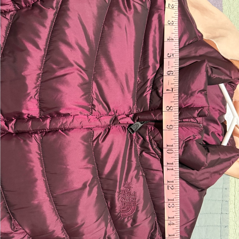 The North Face Women's burgundy/plum Puffer Jacket, Lg - Picture 9 of 10